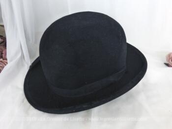 Ancien chapeau melon en feutre noir. de la marque du chapeau "A. Berteil - Hatter- Paris". Tour de tête intérieur 56 cm A porter ou pour une décoration très vintage.