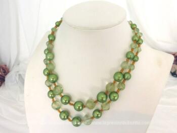 Ancien collier double rangs en perles de verre de couleur vert pastel certaines translucides et d'autres nacrées. Superbe et vintage !