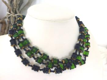 Sur 42 cm de long, voici un ancien collier ras de cou vintage, triple rangs et réalisé avec de superbes perles de verre à facettes dont deux rangs vert et un rang noir.