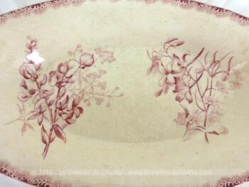 Adorable duo de raviers au décor rose en terre de fer, sortis des faïenceries de Choisy le Roy par H. Boulenger de 24.5 cm de long.