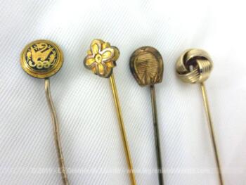 Lot 4 anciennes épingles à cravates métal doré de 7 cm de long en moyenne chacune. Toutes différentes et originales.