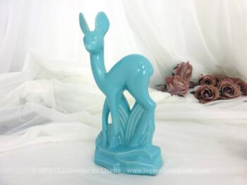 Voici une belle statuette d'une biche couleur bleu lagon / vert d'eau, très tendance shabby avec la forme Art Déco typique des Années 30 et port l'estampille St Clément (SC) et le numéro 1022.