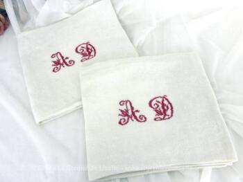 Duo d'anciennes serviettes en coton damassé avec les monogrammes AD brodés au point de croix au fil rouge.