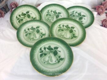 Voici un lot de six anciennes petites assiettes en faïence de Lunéville de 20.5 cm de diamètre avec sur fond vert un décor central de superbes poires.