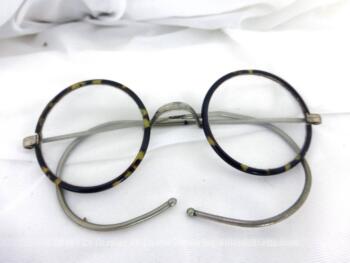 Anciennes lunettes rondes imitation écaille avec des branches qui se terminent par une maille très malléable pour s'adapter à tous les visages et à toutes les oreilles.