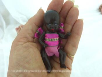 Voici une adorable et ancienne petite poupée vraiment miniature de couleur noire aux membres articulés estampillée " SNF - France". Facile de lui créer ses propres habits et pourquoi pas sa petite maison de poupée exclusive.