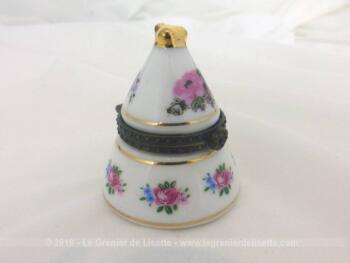 Jolie petite boite à pilules en porcelaine de forme de conique avec un beau décor de petits fleurs représentant des roses, le tout signé de la marque Porcelain Art.