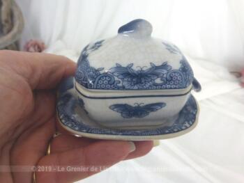 Mesurant 8 cm de long, voici une adorable miniature d'une soupière aux dessins de papillons avec son plat assorti en belle porcelaine d'Art dont les dessins bleus apportent beaucoup d'élégance.