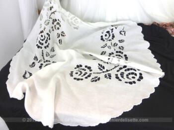 Superbe nappe ronde, en beau coton blanc de 135 cm de diamètre, joliment brodée de grandes fleurs ajourées.