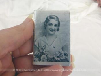 Ancien mini almanach de 1935 avec en couverture un portrait de femme sur fond argenté. Cadeau publicitaire de "Trianon Coiffure" à Bordeaux.