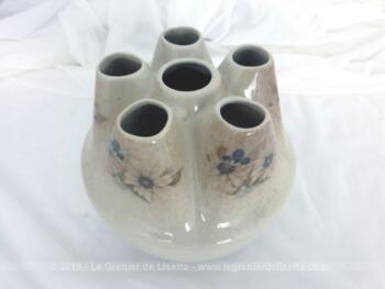Pique fleurs ou bouquetière en grès des poteries basques de Cazalas aux beaux dessins de marguerites sur chacun des cônes extérieurs.