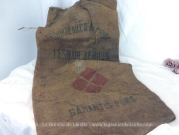 Ancien sac en toile de jute épaisse, portant l'inscription "Tourteaux d'Arachide - Lesieur Afrique - Dakar - Garantie Purs" avec le logo au centre. Avec de nombreuses marques de reprises, couture et trous. Du pur authentique.