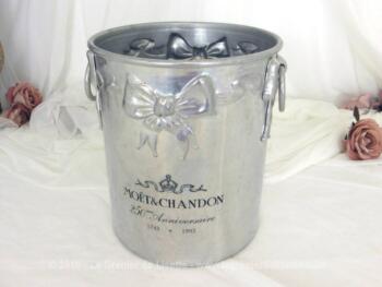 Ancien seau à champagne Moët et Chandon 250eme Anniversaire est décoré d'une grande guirlande de noeuds en aluminium repoussé et porte les gravures 