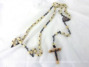 Ancien chapelet de 56 cm de long avec des perles en nacre puis une médaille en argent et se terminant par une superbe croix supportant un Christ en argent.