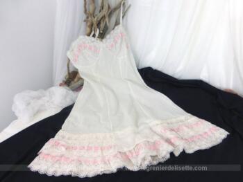 Voici une belle nuisette ou fond de robe, totalement fait main et décoré de broderie anglaise. Tellement vintage avec ses 2 petits volants bien froncés sur deux rangs et habillés par un ruban rose.