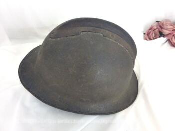 Ancien casque avec belle patine, en métal, oxydé par le temps. Modèle Adrian de 1915, première guerre, difficile à confirmer, mais dans tous les cas c'est sûr, c'est un casque qui a beaucoup de cachet.