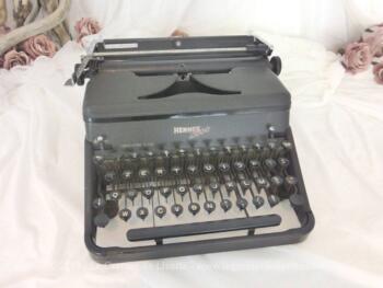 Ancienne machine à écrire Hermes 2000 made in Suisse datant des années 50.