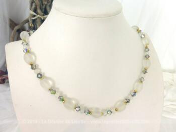 Ancien collier en perles de verre poli couleur translucide de forme ovales entrecoupées de perles irisées. Superbe et vintage !