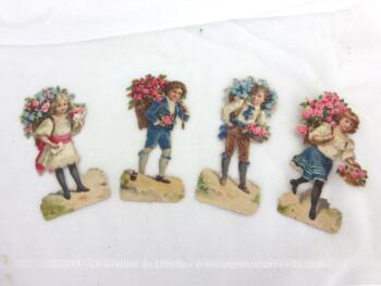 Lot 4 anciennes chromos d'enfants, 2 filles et 2 garçons portant des paniers de fleurs sur leurs épaules.