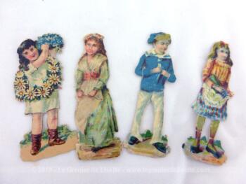 Voici 4 anciennes chromos représentant des enfants, 3 filles et un garçon dans des tenues d'époque.
