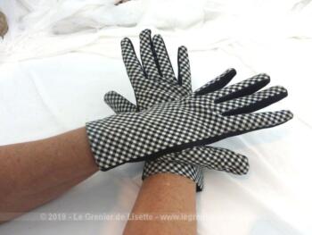 Ancienne paire de gants vintage noir et blanc, avec motif pieds de poule sur le dessus.
