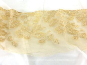 Sur 120 x 13 cm, voici un ancien large coupon de broderies sur tulle de couleur bistre en forme de fleurs et feuilles. Superbe !