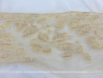 Sur 120 x 13 cm, voici un ancien large coupon de broderies sur tulle de couleur bistre en forme de fleurs et feuilles. Superbe !
