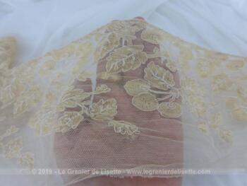 Sur 120 x 13 cm, voici un ancien large coupon de broderies sur tulle de couleur bistre en forme de fleurs et feuilles. Superbe !