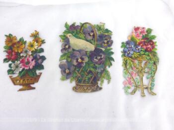 Voici un bel assortiment de 3 belles et anciennes chromos découpis qui représentent toutes des coupes plus ou moins hautes remplies de fleurs.