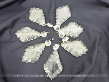 Voici un lot de 7 grandes pampilles en verre en forme de feuille et ses 7 petites pampilles rondes assorties.