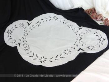 Voici un ancien napperon en coton brodé avec une forme originale de 3 ronds qui s'emboitent. Cet effet de longueur donne à ce napperon décoré de broderies ajourées la possibilité de devenir un superbe chemin de table.