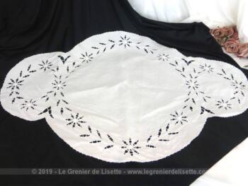 Voici un ancien napperon en coton brodé avec une forme originale de 3 ronds qui s'emboitent. Cet effet de longueur donne à ce napperon décoré de broderies ajourées la possibilité de devenir un superbe chemin de table.