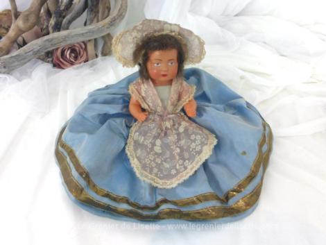 Très ancienne poupée folklorique SNF du début du siécle dernier en celluloïd au visage peint pour un regard rempli de nostalgie.