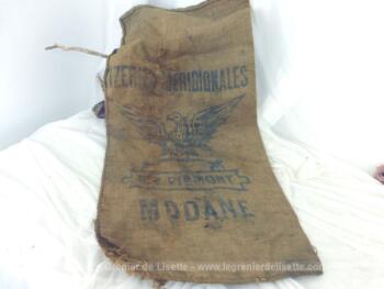 Ancien sac en toile de jute épaisse, portant l'inscription "Riz Piémont" et le dessin d'un phénix. Avec de nombreuses marques de reprises, couture et trous. Du pur authentique.