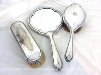 Ancien nécessaire de toilette en métal argente aux monogrammes B et G avec une brosse à cheveux, une brosse à habits et un grand miroir à main .