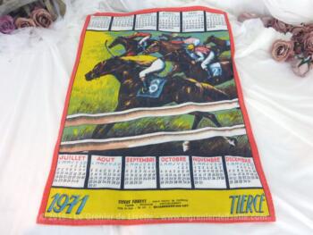 Ancien torchon calendrier 1971 de 61 x 45 cm sur fond rouge et jaune avec en décoration une arrivée d'une course de tiercé.