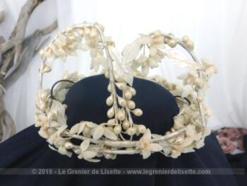 Petite couronne diadème de communiante remplie du charme d'antan pour devenir un véritable objet de décoration sur une poupée ou dans un cabinet de curiosité... A vous de choisir !