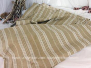 Grand coupon de 150 x 285 cm d'une ancienne toile coutil à matelas qui recouvrait un authentique ancien matelas en laine. Du pur vintage !