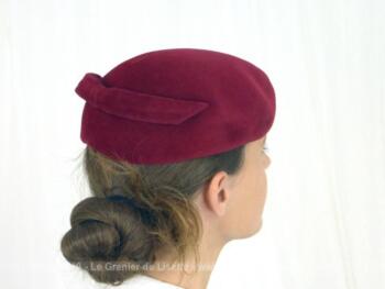 Voici un ancien chapeau forme bibi en feutre rouge fraise avec un noeud plat à mettre soit à l'avant soit à l'arrière.