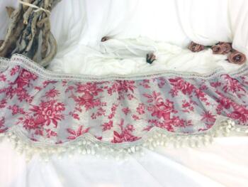 Réalisée à la main, voici une belle cantonnière shabby en coton léger gris et rose avec pompons, pièce unique de 30 x 130 cm.