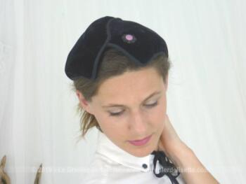 Voici un ancien chapeau en velours noir, en deux morceaux, mettant en valeur sa forme V. A poser comme un bibi. Original !