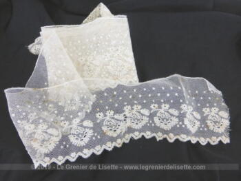 Sur 145 x 6 cm, voici un ancien long coupon de broderies sur tulle de couleur écru avec des fleurs et se terminant par une vague. Superbe !