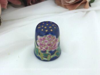 Dé à coudre porcelaine aux fleurs d'hortensias peintes à la main et ses petites feuilles vertes.
