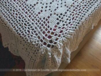 Ancien dessus de lit en coton épais blanc réalisé au crochet et fait à la main, de 170 x 210 cm plus 30 cm de bordure sur tout le pourtour.