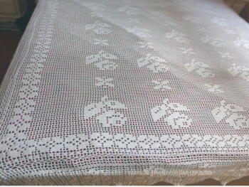 Ancien dessus de lit en coton épais blanc réalisé au crochet et fait à la main, de 170 x 210 cm plus 30 cm de bordure sur tout le pourtour.