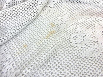 Ancien dessus de lit en coton épais blanc réalisé au crochet et fait à la main, de 170 x 210 cm plus 30 cm de bordure sur tout le pourtour.