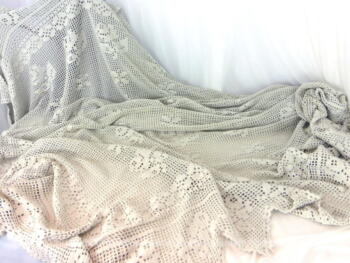 Ancien dessus de lit en coton épais blanc réalisé au crochet et fait à la main, de 170 x 210 cm plus 30 cm de bordure sur tout le pourtour.