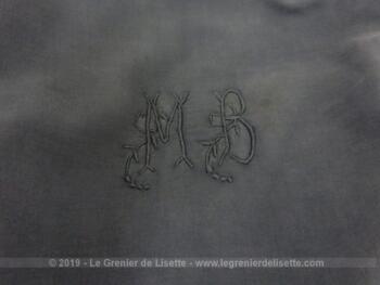 Ancien drap teinté en gris anthracite avec les monogrammes MB brodés ainsi qu'un jour de Venise sur toute la largeur.
