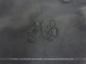 Ancien drap teinté en gris anthracite avec les monogrammes MB brodés ainsi qu'un jour de Venise sur toute la largeur.