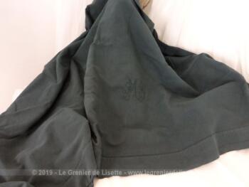 Ancien drap teinté en gris anthracite avec les monogrammes MB brodés ainsi qu'un jour de Venise sur toute la largeur.